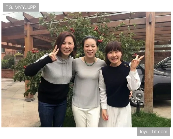 王楠退役后这生活也太爽了吧，天天带娃打高尔夫晒太阳